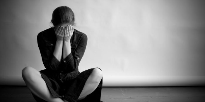 mulher passando por momentos difíceis